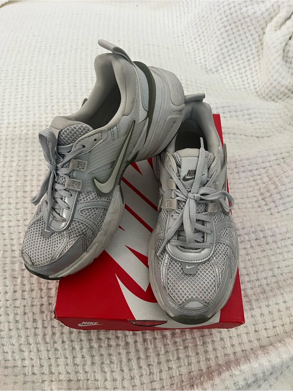 Nike Women’s V2K Run Shoes size 6 - Picture 2 of 11